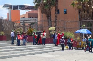 Marchan y bloquean cetegistas avenidas en la capital para exigir mejor servicio en el ISSSTE