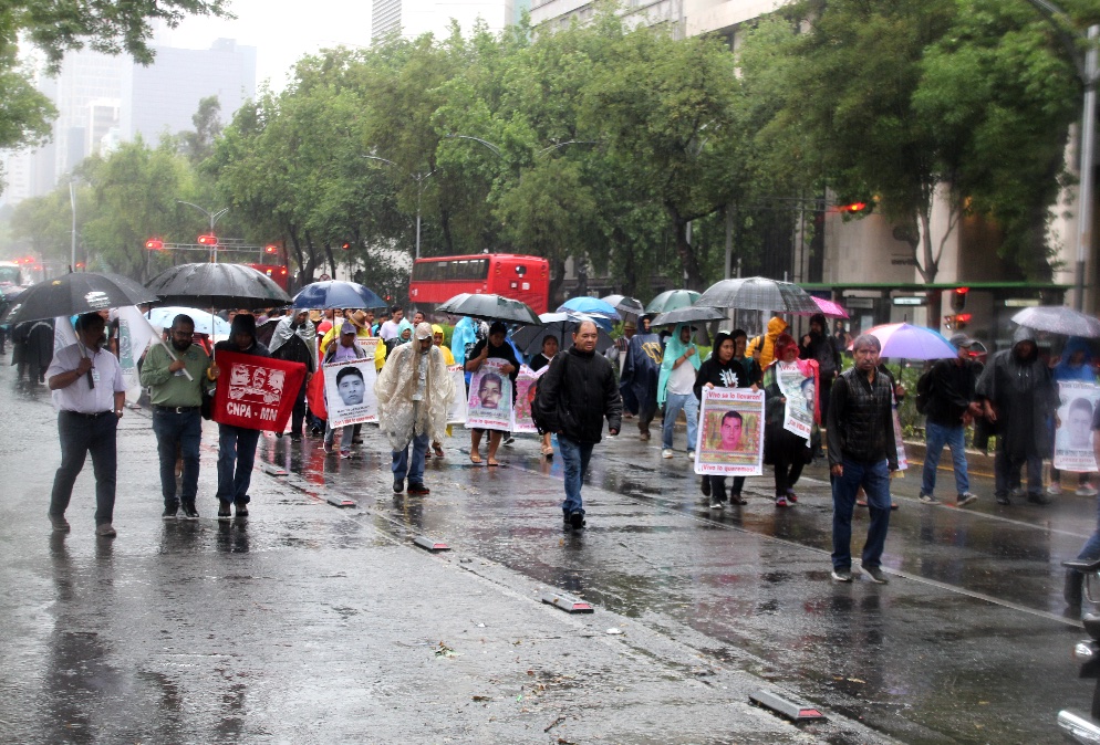 Marchan padres de los 43 en la Cdmx y se reúnen con la comisión del ...