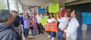 Protestan maestros jubilados en Petacalco ante el subsecretario de Desarrollo Político