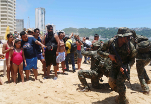Maniobras de marinos ante turistas en playa Icacos