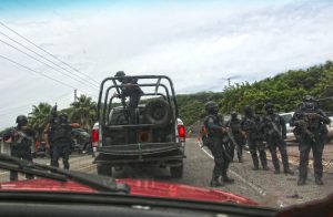 Policías estatales cortan cartucho y apuntan contra normalistas de Ayotzinapa que tomaron tres camionetas