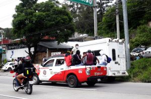 Policías apuntan armas contra normalistas de Ayotzinapa que tomaron tres camionetas