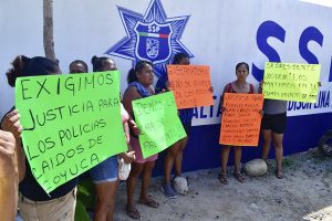 Protestan viudas de los 13 policías de Coyuca asesinados en El Papayo; exigen pensión vitalicia