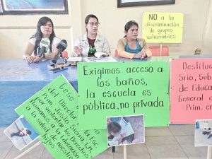 Acusan padres de familia de discriminación al director de una primaria en Chilapa