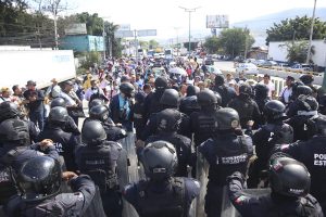 Cierran maestros la autopista; exigen pagos y la libertad de su líder detenido en la protesta