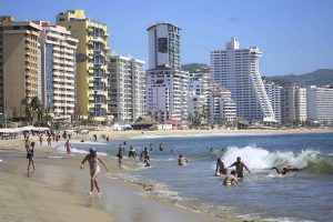 Pocos bañistas en playas; empleados de Telmex y CFE aprovechan día de asueto
