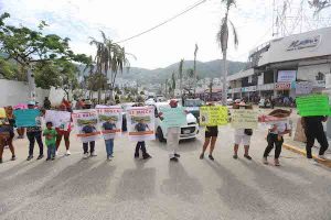 Protestas de familiares de marineros y de vecinos no censados