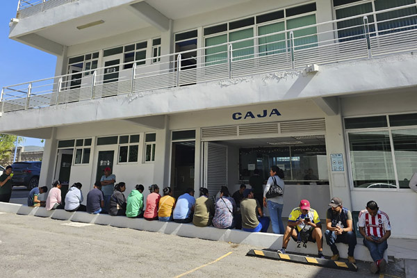 Cierran trabajadores de la UAG el área de Cajas en Rectoría; exigen ...