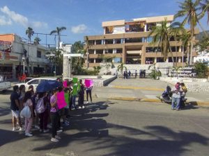 Bloquean la Costera estudiantes contra el cierre de la Universidad Americana de Acapulco