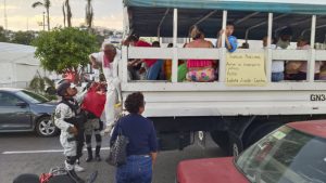 Sigue sin restablecerse el transporte; se mueven usuarios en camiones de la GN