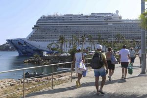Atraca el crucero Norwegian Bliss en el puerto de Acapulco a casi tres meses del paso de Otis