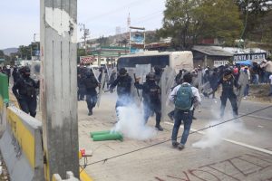Desalojan antimotines a manifestantes de la autopista