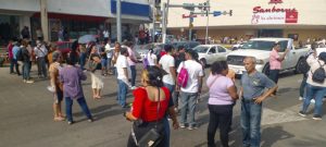 Inician una protesta estatal trabajadores de subsistemas educativos; exigen su aguinaldo