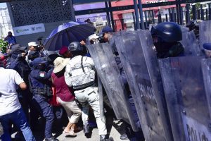 Bloquean tres horas la Cuauhtémoc los no censados y son desalojados; hay una detenida