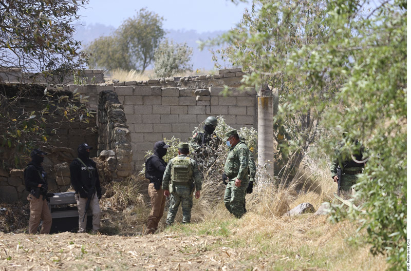 Descubren una fosa clandestina en un terreno despoblado en Tlacotepec
