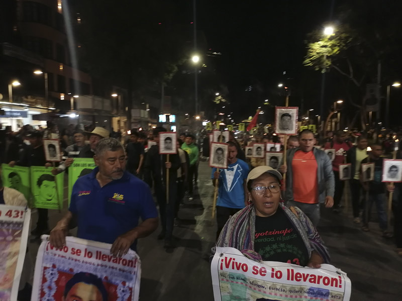 Marchan padres de los 43 en la Cdmx; sigue AMLO sin responder a ...