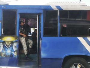 Vigilancia de la Guardia Nacional en camiones urbanos
