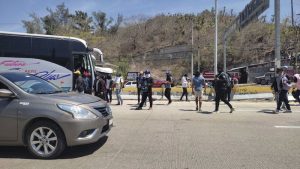 Se reúnen normalistas de Ayotzinapa con la SEG; analizan la petición de mejorar el plantel