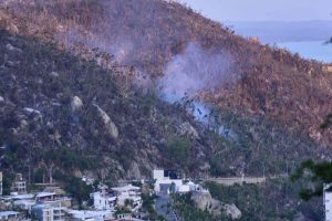 Permanecen activos los incendios en el parque El Veladero pese a los esfuerzos por sofocarlos