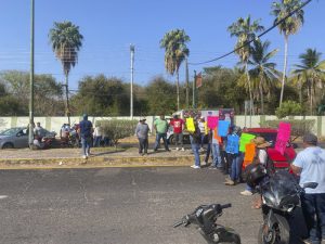Cierran carretera federal seis horas trabajadores de la Universidad Tecnológica de Tierra Caliente