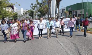Bloquean Costera y Farallón trabajadores del Cecyteg contra la salida del director general