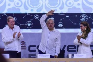 Adiós de AMLO a banqueros; he cumplido, les dice