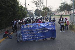 Derriban normalistas egresados una de las puertas de las oficinas centrales de la SEG