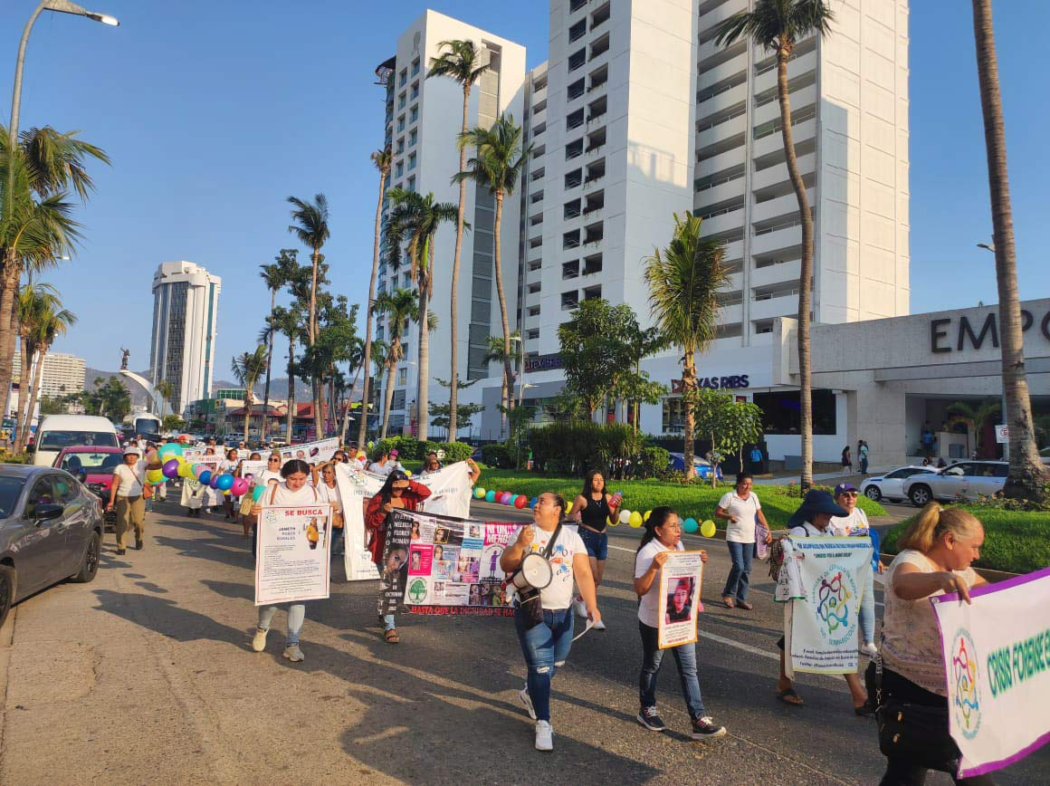 Marchan en la Costera de Acapulco familiares de desaparecidos para ...