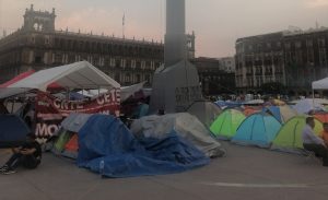Se mantienen cetegistas en el plantón de la CNTE instalado en el Zócalo de la Cdmx