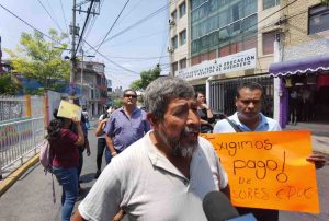 Protestan trabajadores del IEEJAG en la capital e Iguala; les deben el pago de mayo