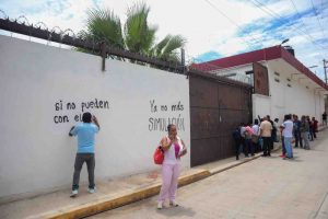 Protestan cetegistas en oficinas de la SEG  luego de que les cancelan una mesa de diálogo