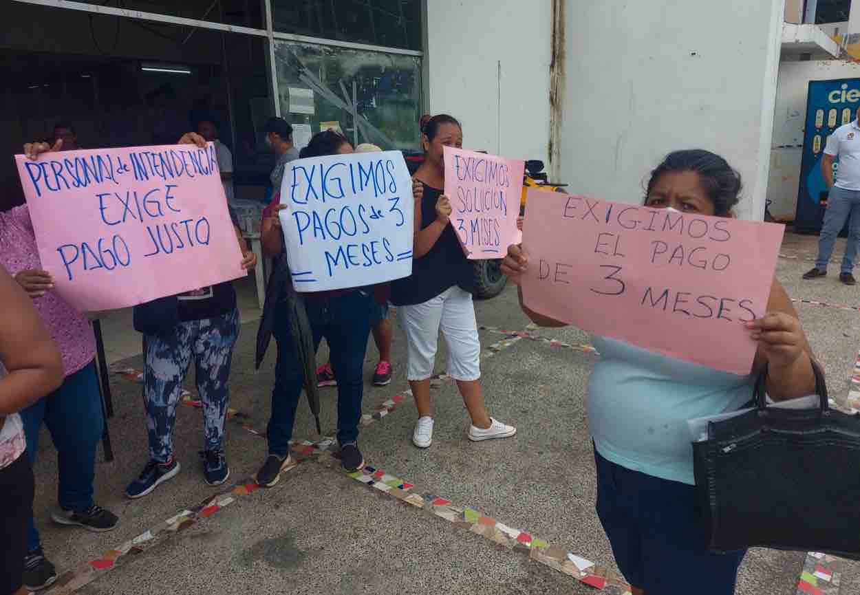Siguen las protestas de empleados de Salud estatal por la falta de pago ...