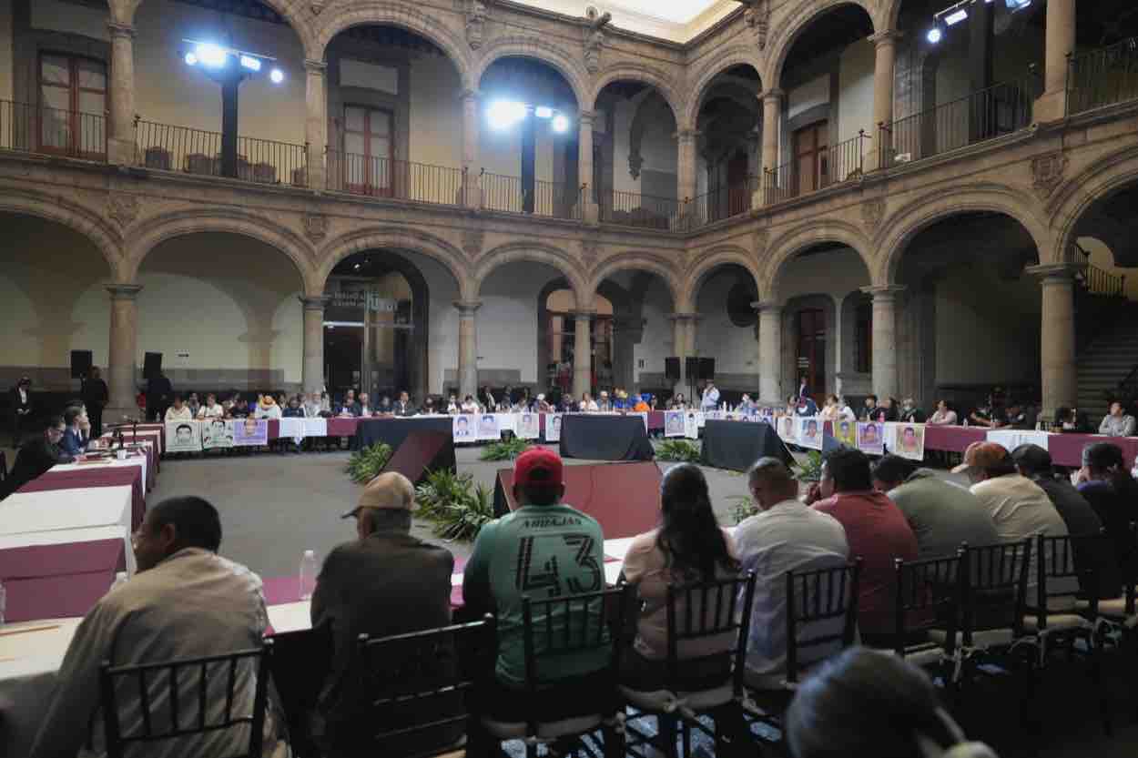 Ofrece Claudia Sheinbaum a padres de los 43 buscar un método para ...