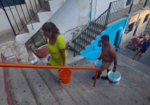 Quejas por falta del servicio de agua en colonias de Acapulco