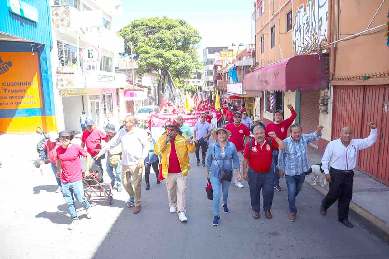 Marchan bomberos y trabajadores de PC en la capital para exigir mejoras ...