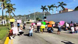 De rodillas claman por drenaje, pavimento y luz