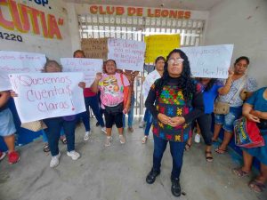 Se manifiestan Rosario Merlín y padres de familia; piden su regreso como directora