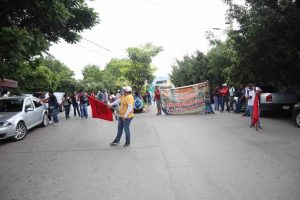 Cetegistas cierran avenidas en la capital para exigir el pago de seguros y plazas
