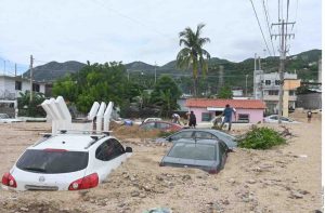 Deja el huracán John 12 fallecidos y no hay servicio de agua en toda la ciudad
