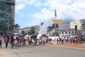 Bloquean 50 damnificados la Costera más de 10 horas para denunciar falta de atención