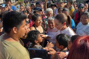 Va Sheinbaum a una colonia; dice que Acapulco está “mejor obviamente pero todavía falta”