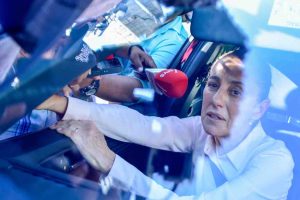 Supervisa la presidenta la limpieza por parte del Ejército en la colonia Alejo Peralta