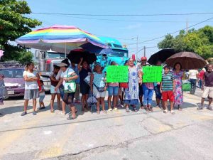 Bloquean priistas de Tres Palos la vía Acapulco-Pinotepa Nacional; exigen censo