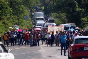 Bloquean siete horas la carretera en Tixtla para exigir ayuda ante las inundaciones