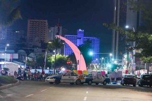Comerciantes y pobladores bloquean la avenida Costera, Farallón y Universidad; exigen censo y pagos