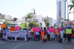 Se unen pobladores y comerciantes para bloquear avenidas; exigen que los censen