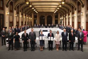 Sheinbaum acuerda con empresarios reducir a 910 pesos el precio máximo de la canasta básica