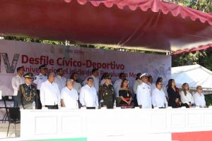 En el desfile por la Revolución, llama Evelyn a construir un Guerrero con paz