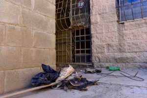 Casas abandonadas, comercios cerrados y mal olor en la Colosio