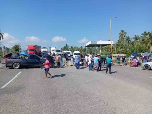 Bloquean el Viaducto Diamante, la vía Acapulco-Pinotepa y la Costera por pagos
